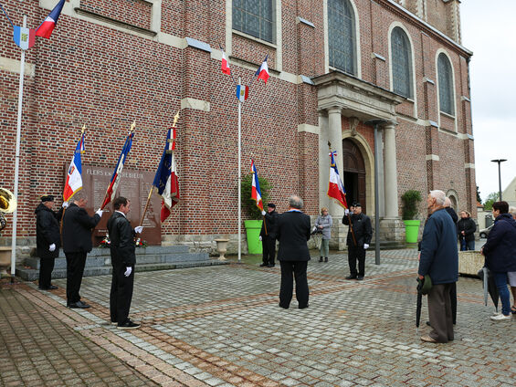 Les élus et les anciens combattants se sont donnés rendez-vous devant le monument aux morts de Flers-Centre.