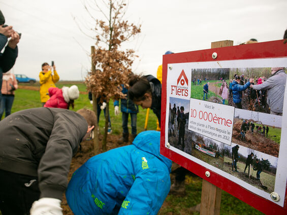 Les enfants ont planté courageusement le 10 000ème arbre 