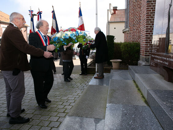 Le maire et le président de la Fnaca ont déposé les gerbes de fleurs sur le monument