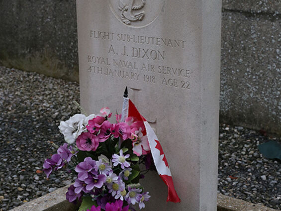 La tombe du sous-lieutenant canadien Albert James Dixon qui est mort au combat et qui repose en paix au cimetière de Flers Centre.
